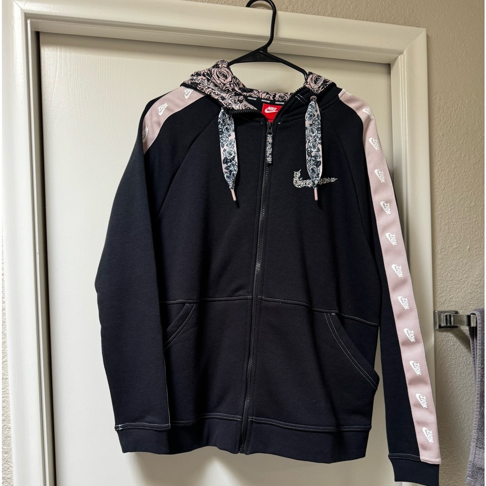 Women’s Nike Jacket XL - never been worn - again too big on me so selling !